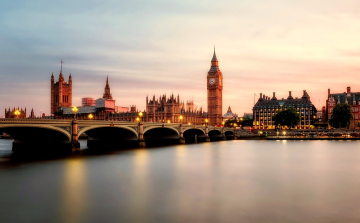 Hat évtizede először száz százalék felett a brit államadósság-ráta