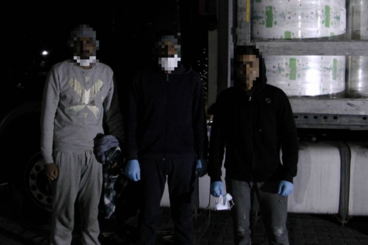 Három határsértőt tartóztattak fel a rendőrök Röszkénél