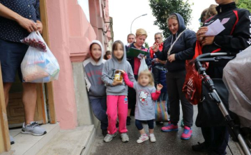 Zuhogó esőben is több százan álltak sorba a tartós élelemért