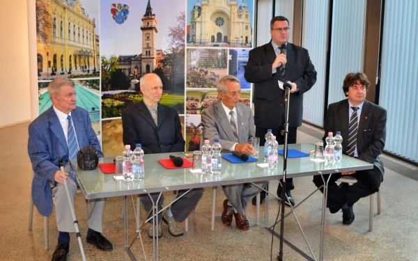 Pódiumbeszélgetés a forradalom szikrájáról az Emlékpontban