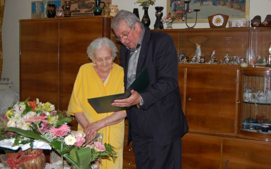 90. születésnapján köszöntötte Hiermann Károlyné Lídia nénit Dr. Kószó Péter alpolgármester