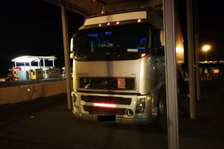 Illegális migránsok egy török kamionban
