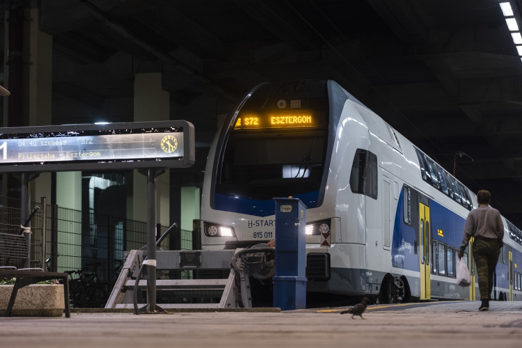 Újabb járatokban közlekednek KISS motorvonatok az esztergomi vonalon