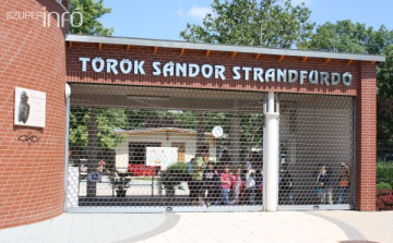 2021 méteres úszóváltó a Török Sándor Strandfürdőben