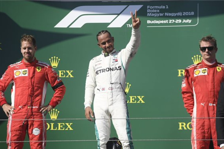 Hamilton győzött a Hungaroringen és növelte előnyét