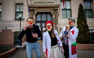 Jószolgálati-díjra jelölték a szegedi Mosolykommandó Alapítvány bohócdoktorait.