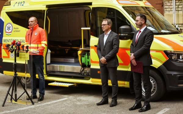 Élelmiszercsomagot és hűtőszekrényeket ajánlott fel a MÁV-START az Országos Mentőszolgálatnak