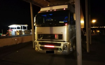 Illegális migránsok egy török kamionban