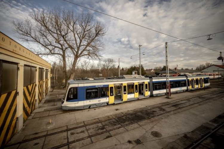 Szentesen bemutatták a tram-train első prototípusát