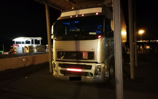 Illegális migránsok egy török kamionban
