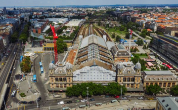 Mindkét daru dolgozik – a Nyugati tetőszerkezetének bontása folyamatos