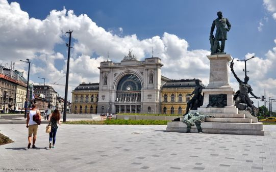 Női hang a Keletiben – Megújult hangos utastájékoztatás, és LED kijelzők