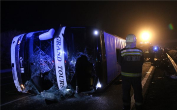 Négyre emelkedett M3-ason történt buszbaleset halálos áldozatainak száma