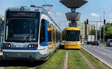 Szombattól néhány vonalon változik a vonatok és a buszok menetrendje