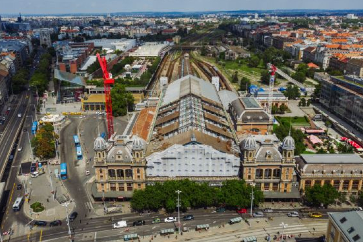 Mindkét daru dolgozik – a Nyugati tetőszerkezetének bontása folyamatos 