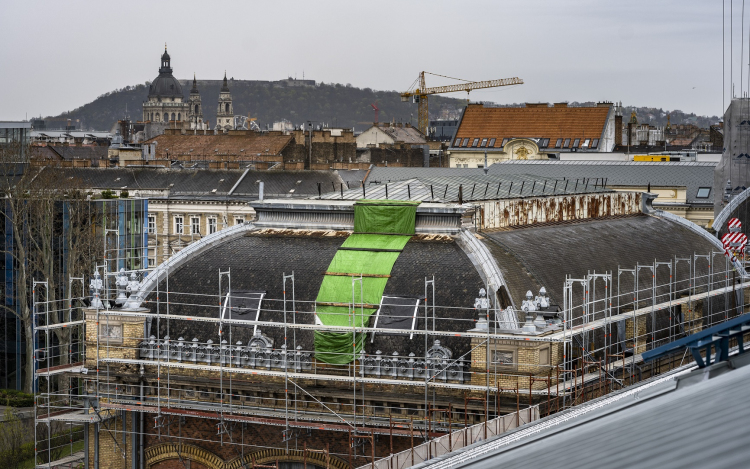 A szeptemberi tanévkezdésre birtokba vehetik az utasok a Nyugati pályaudvar felújított vágánycsarnokát