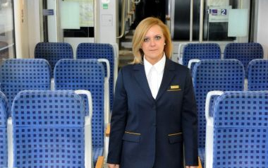 Modern uniformisok a MÁV-nál – Száz vasutas teszteli az új egyenruhákat május közepéig.