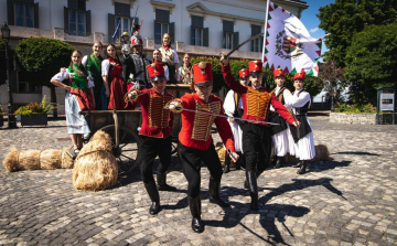 Táncra magyar! Huszártánc a Sándor-palota előtt