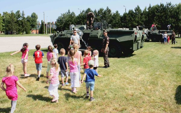 Kinyílik a vásárhelyi laktanya kapuja