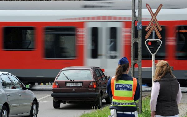 Országos ellenőrzést tart a MÁV és a rendőrség a vasúti átjárókban