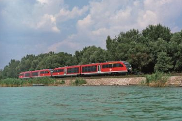 Pluszvonatokat indít az utószezonban a Balatonhoz a MÁV-START