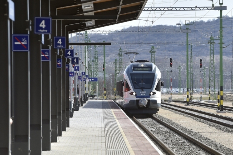 Változik a közösségi közlekedés rendje a húsvéti hosszú hétvégén