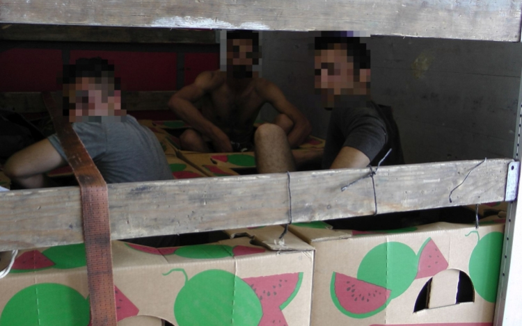 Öt határsértő egy kamionban Röszkén