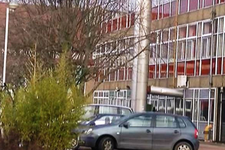 Veszprém | Gimnazista lányt mentettek – nyolc méter magasan lógott az ablakpárkányon