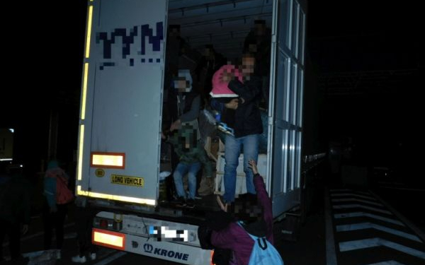 Több tucat illegális migráns egy török kamionban