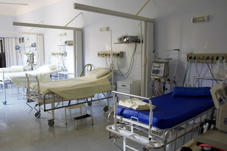Újabb kórházakban rendeltek el látogatási tilalmat