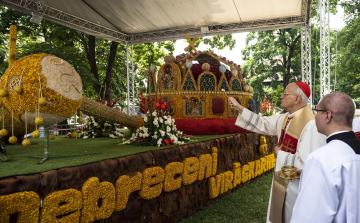 Erdő Péter megáldotta a Debreceni Virágkarnevál két virágkocsiját Esztergomban