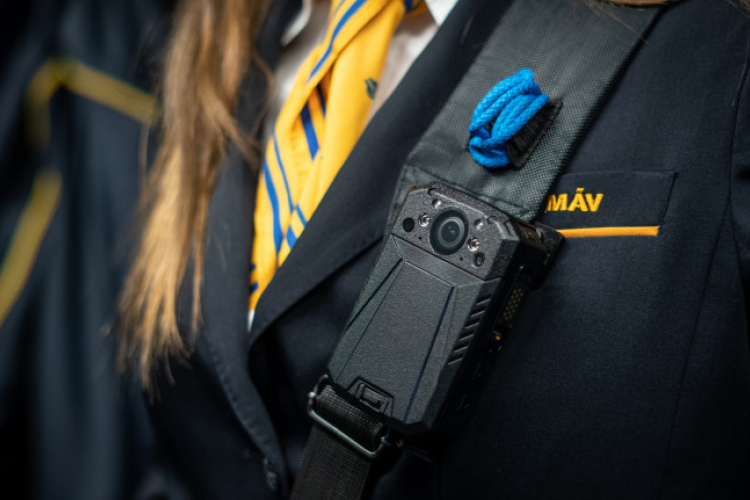 Minden jegyvizsgáló testkamerát hord augusztus végétől a legkritikusabb elővárosi járatokon 